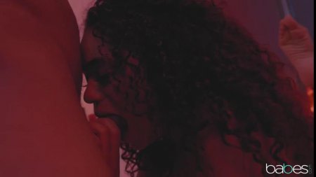 Кудрявая негритянка чпокается с негром среди ночи и балдеет