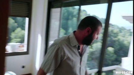 Девушка дрочила парню член ногами и получала сперму на очки